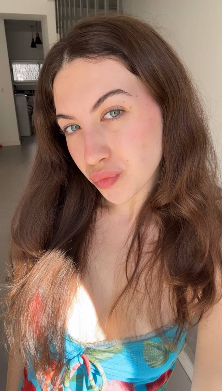 Nude girl Amber in Roseau