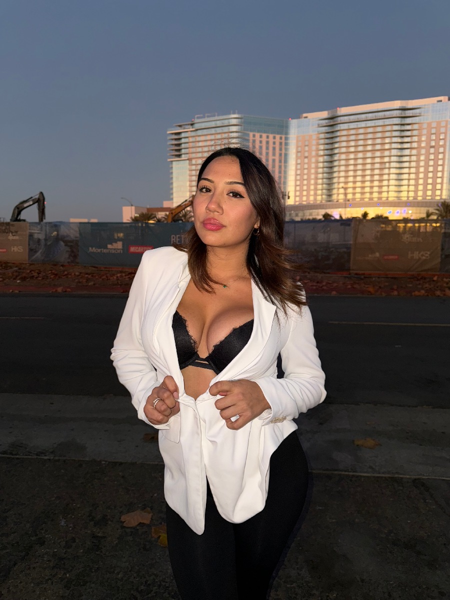 Take a pause and enjoy Ali Cruz — streaming from Roseau