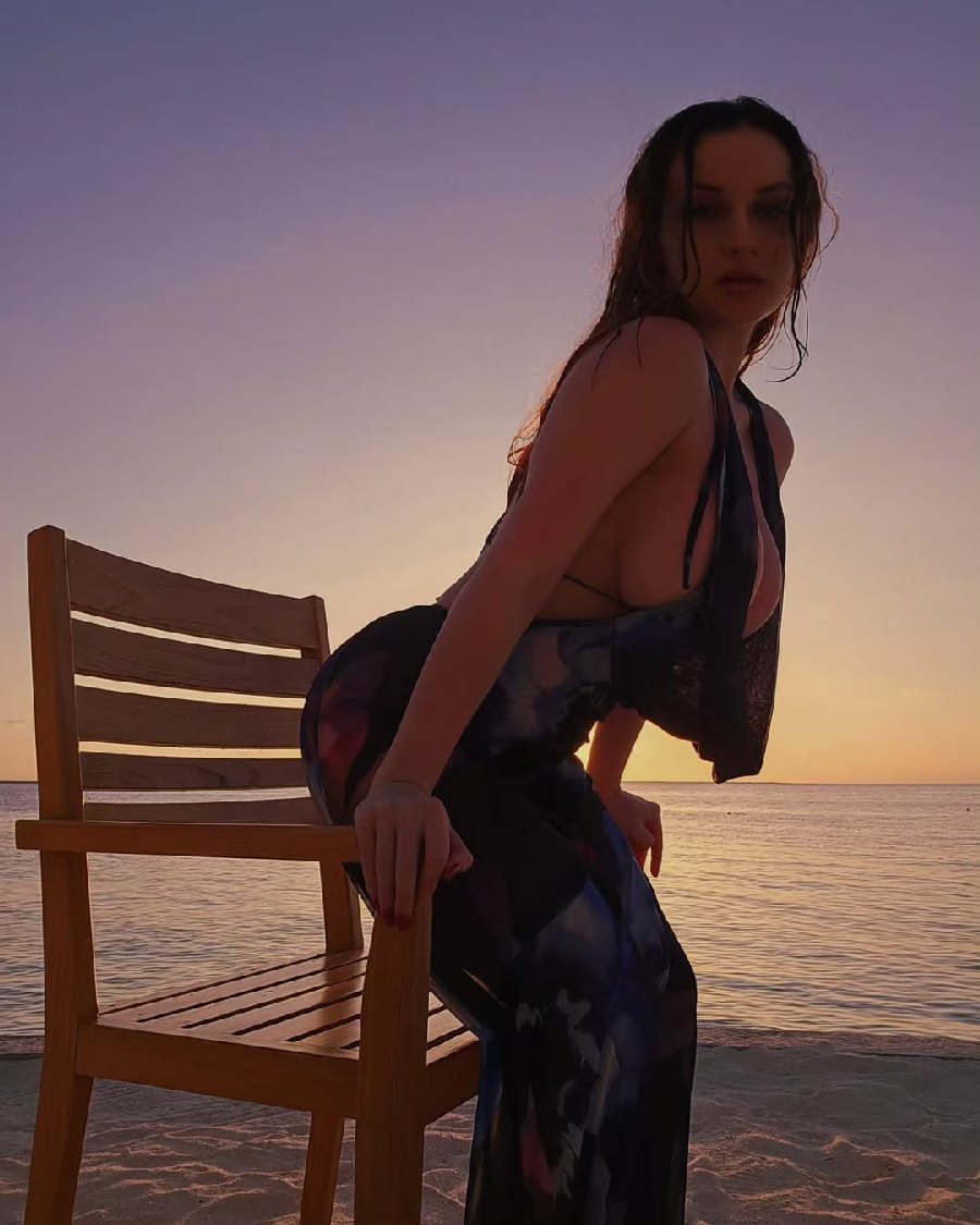 Sexy girl Miranda Faith nude in Roseau