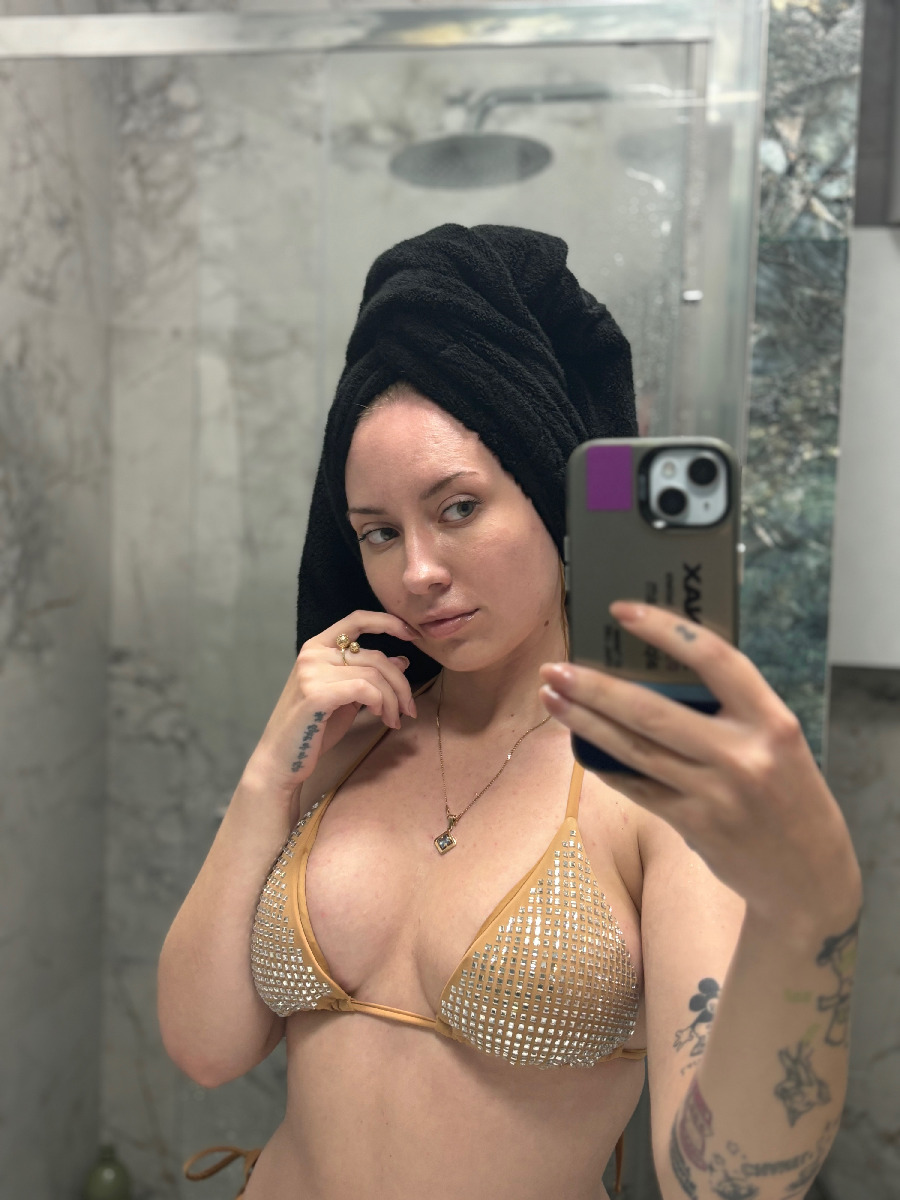 Nude girl KateV in Roseau