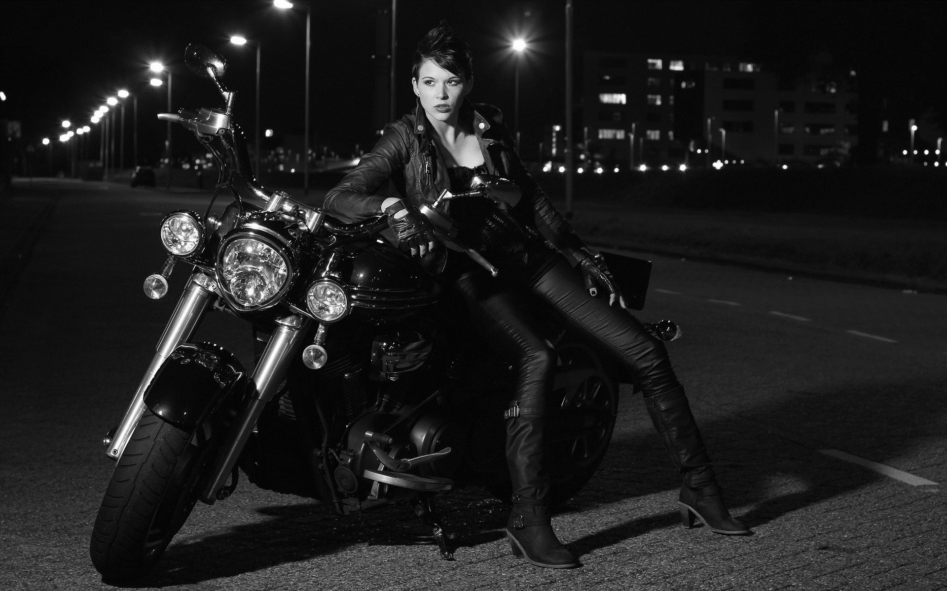 Photo Beautiful girls and motorcycles in Roseau