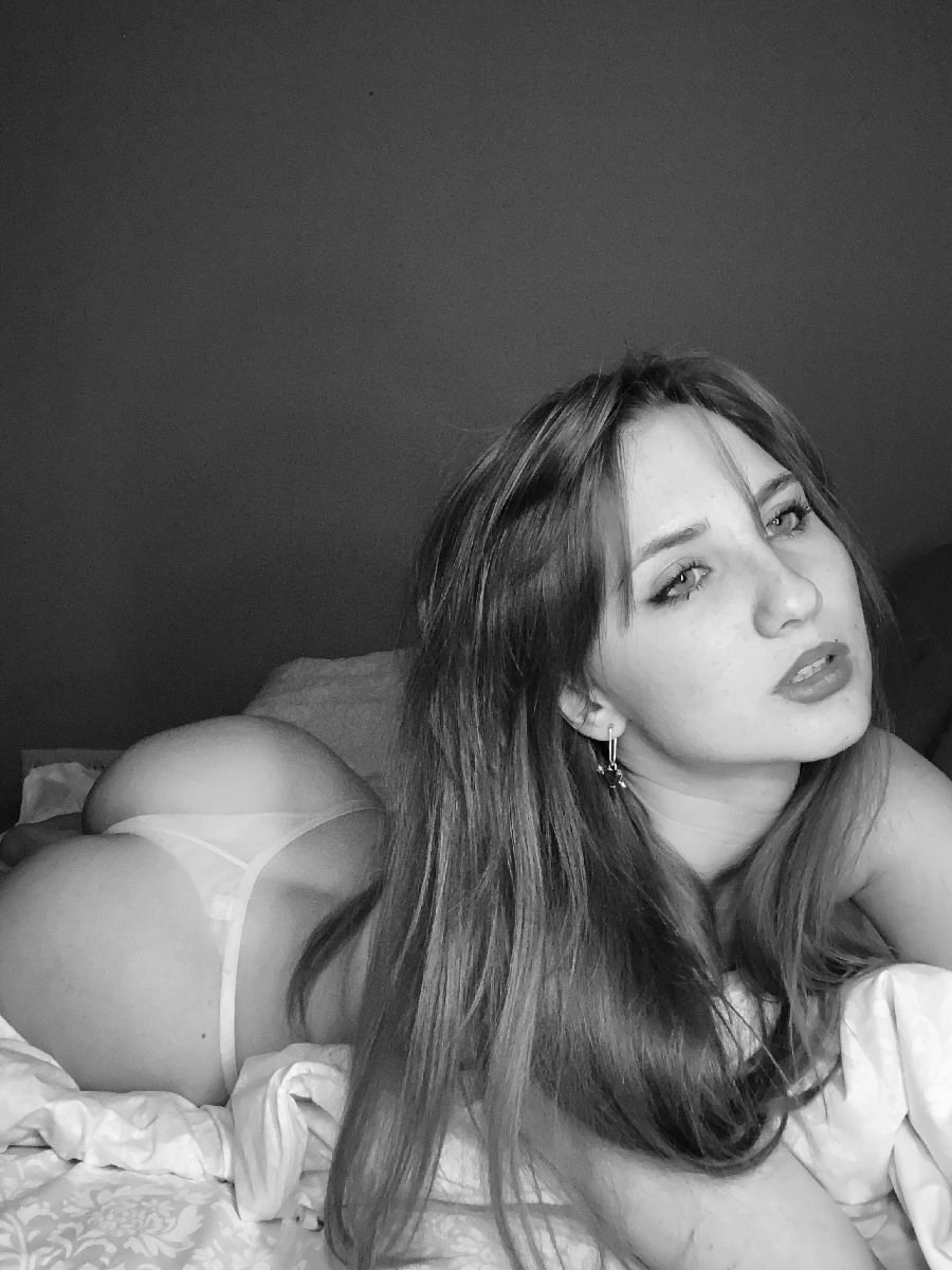 Take a pause and enjoy Nata nude — streaming from Roseau