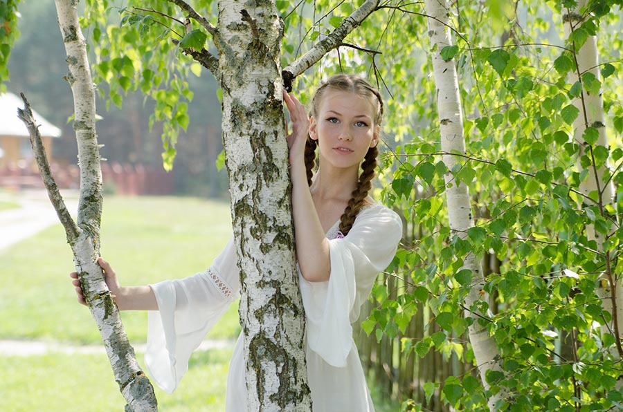 Women in Slavic costumes in Roseau