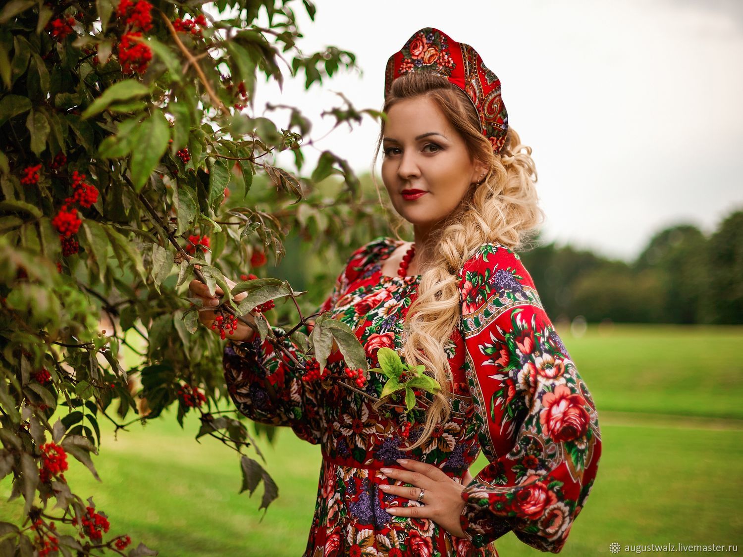 Women in Slavic costumes in Roseau