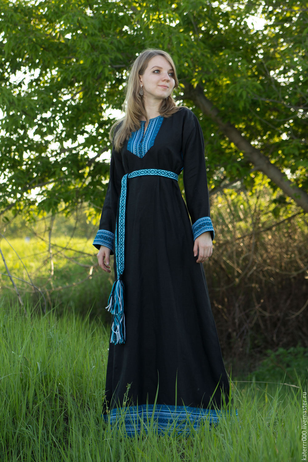 Women in Slavic costumes in Roseau