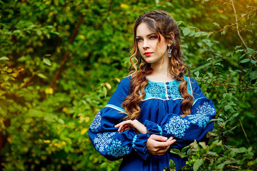 Sexy photo Women in Slavic costumes in Roseau