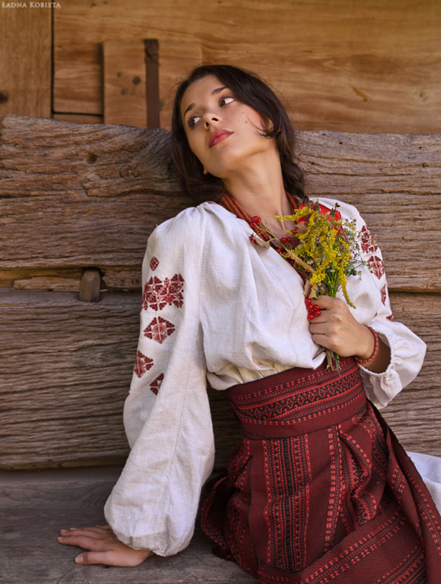 Girls in Slavic costumes in Roseau