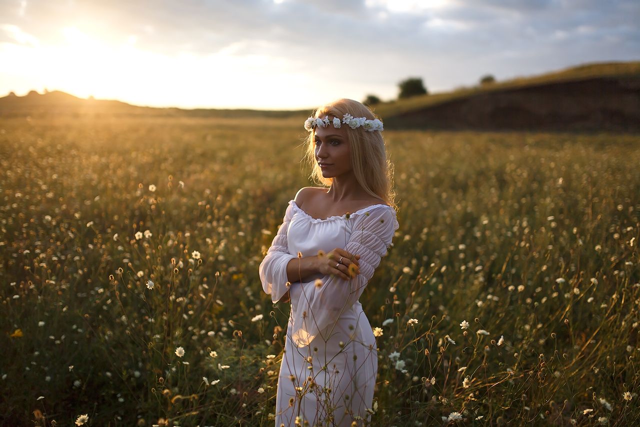 Girls in Slavic costumes in Roseau