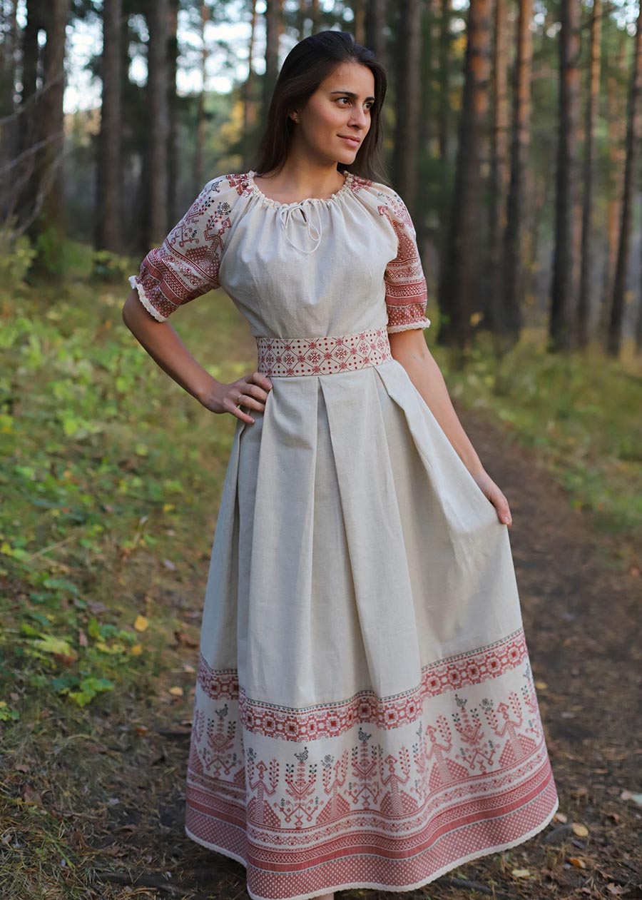 Girls in Slavic costumes in Roseau