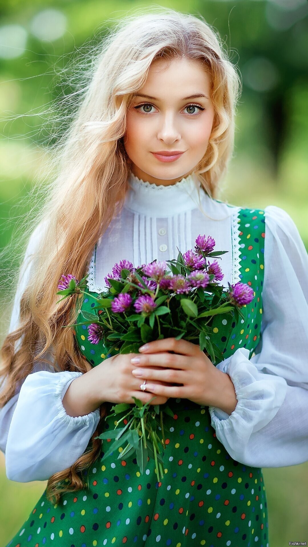 Girls in Slavic costumes in Roseau