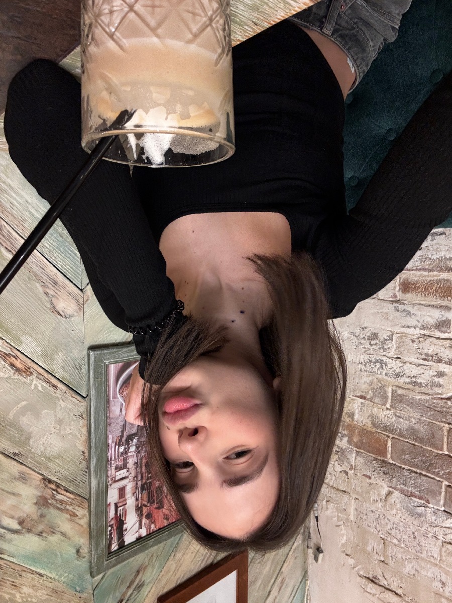 Fresh photos, fresh mood — Tina online in Roseau